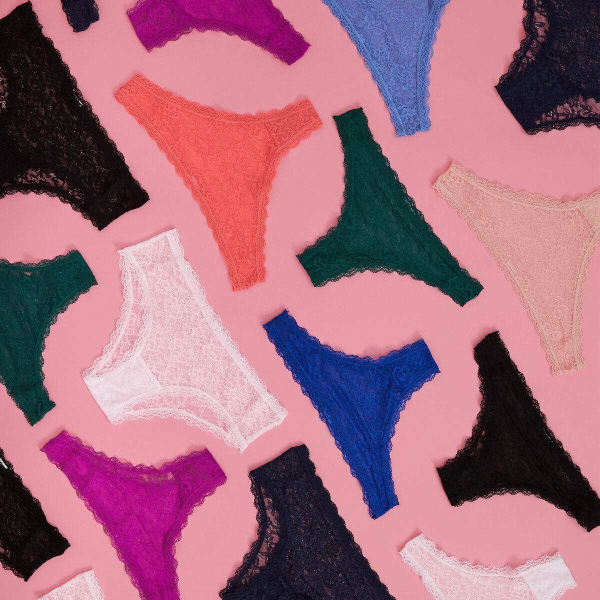 Tanga en dentelle violet femme