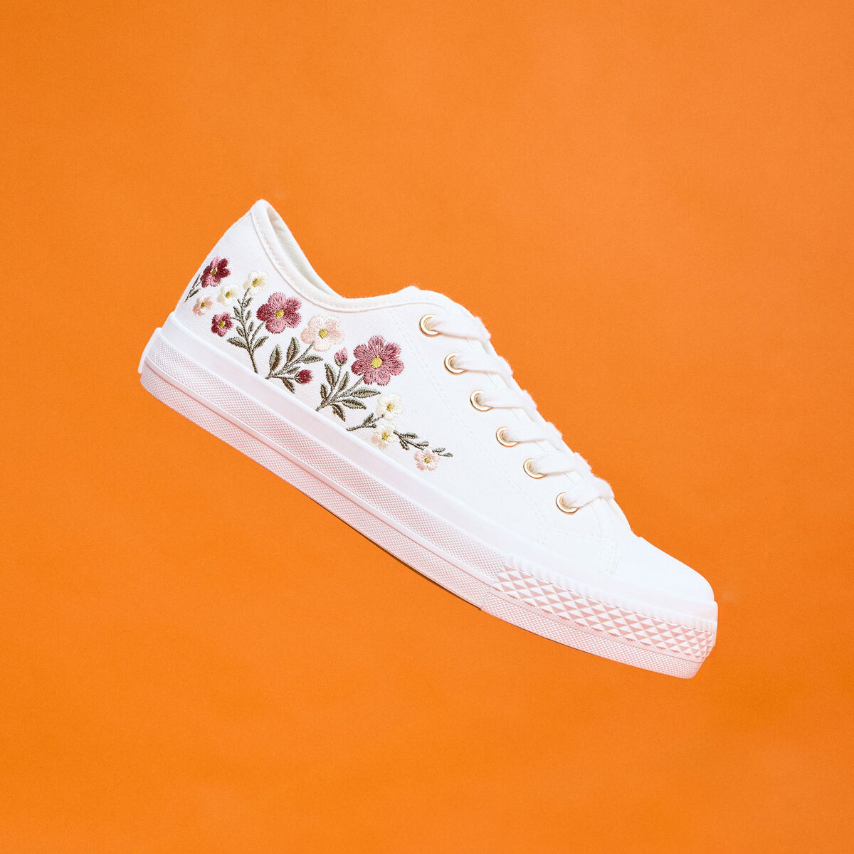 Tennis basses en toile brod&eacute;es blanc femme