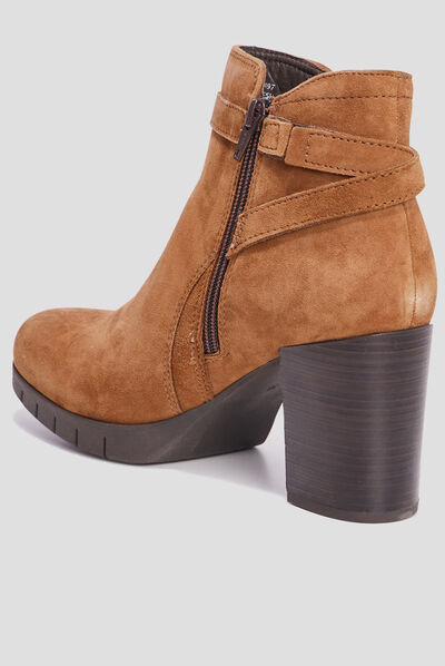 Bottines à talons avec chaînes en cuir marron femme