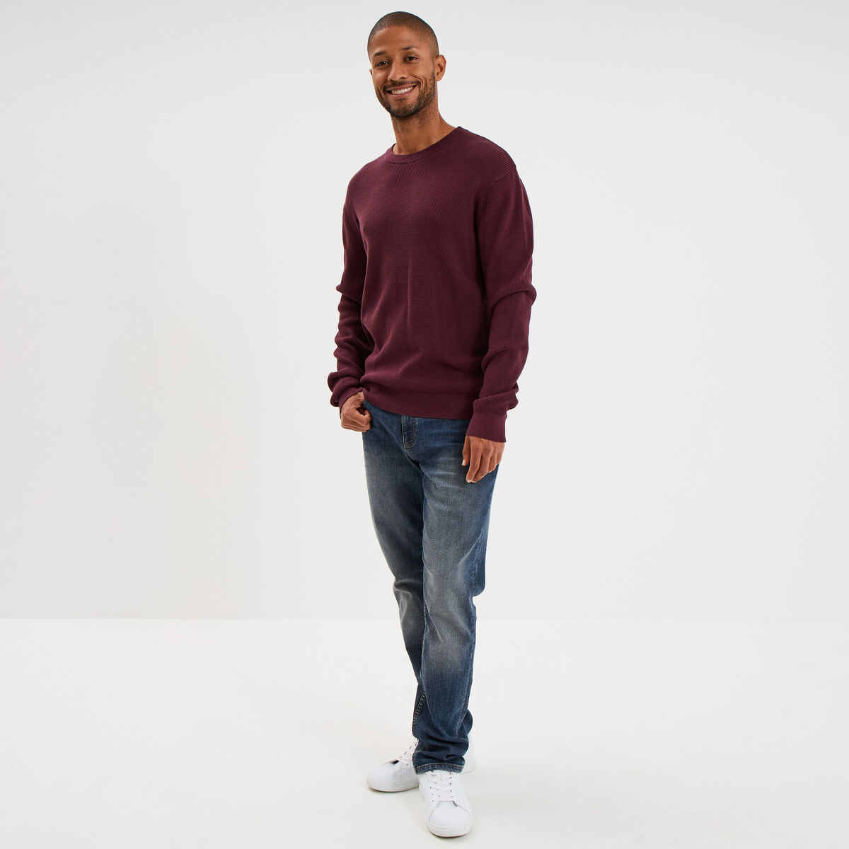 Pull en maille textur&eacute;e col rond prune homme