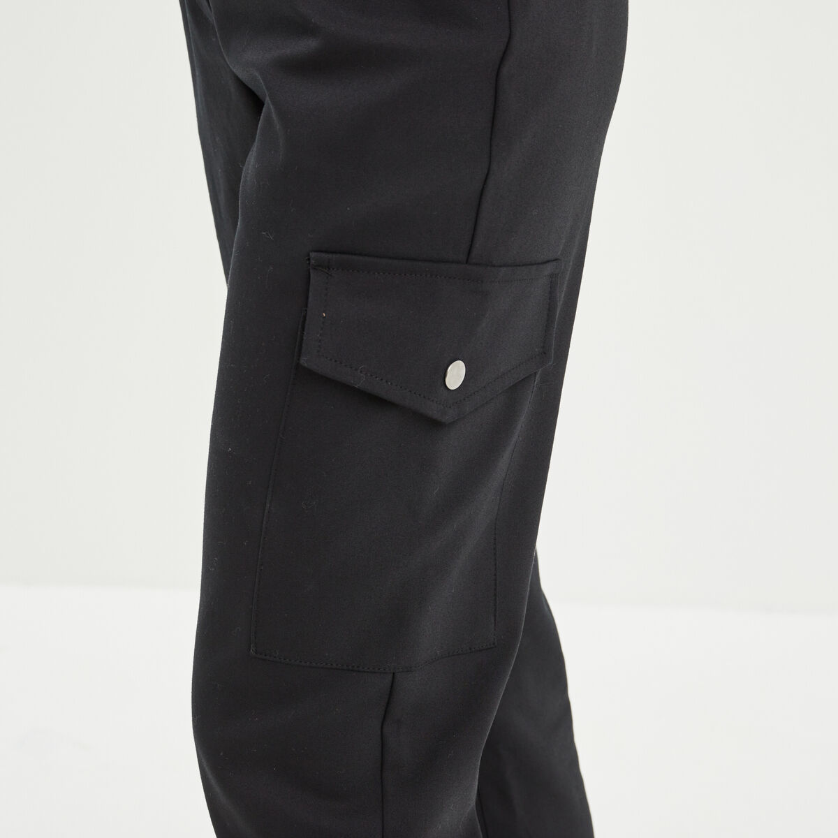 Pantalon cargo 2 poches à rabat noir femme