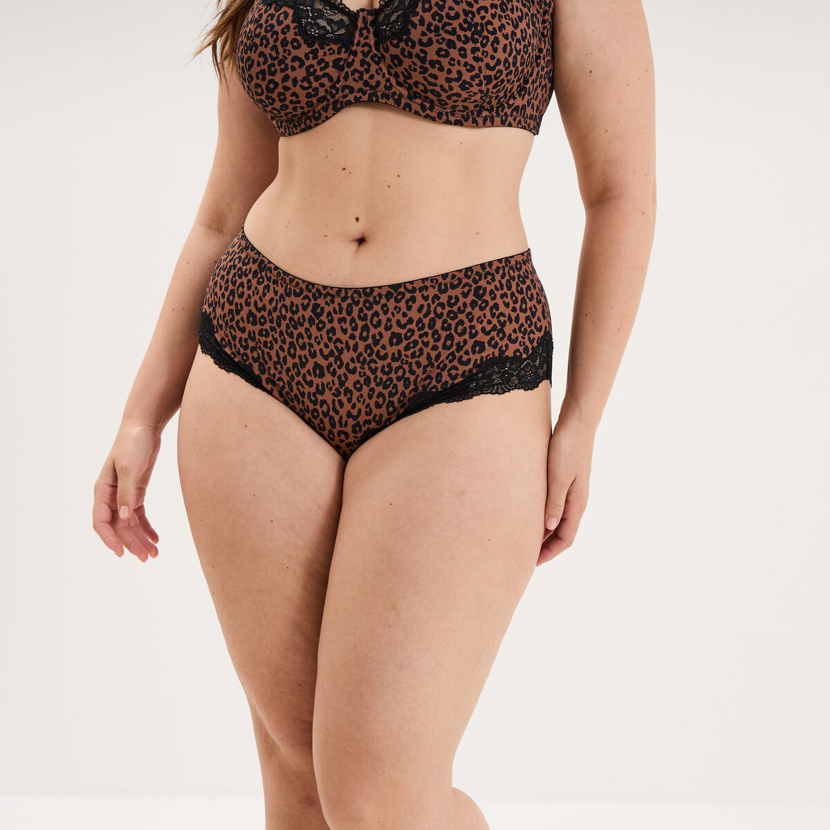 Shorty microfibre empi&egrave;cements dentelle marron femme grande taille