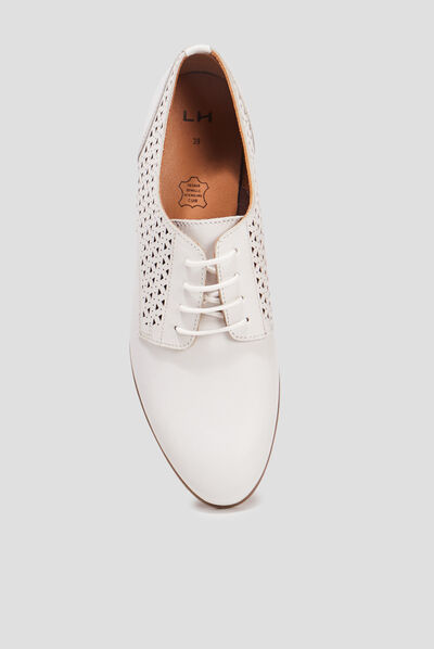 Derbies perforées en cuir blanc femme