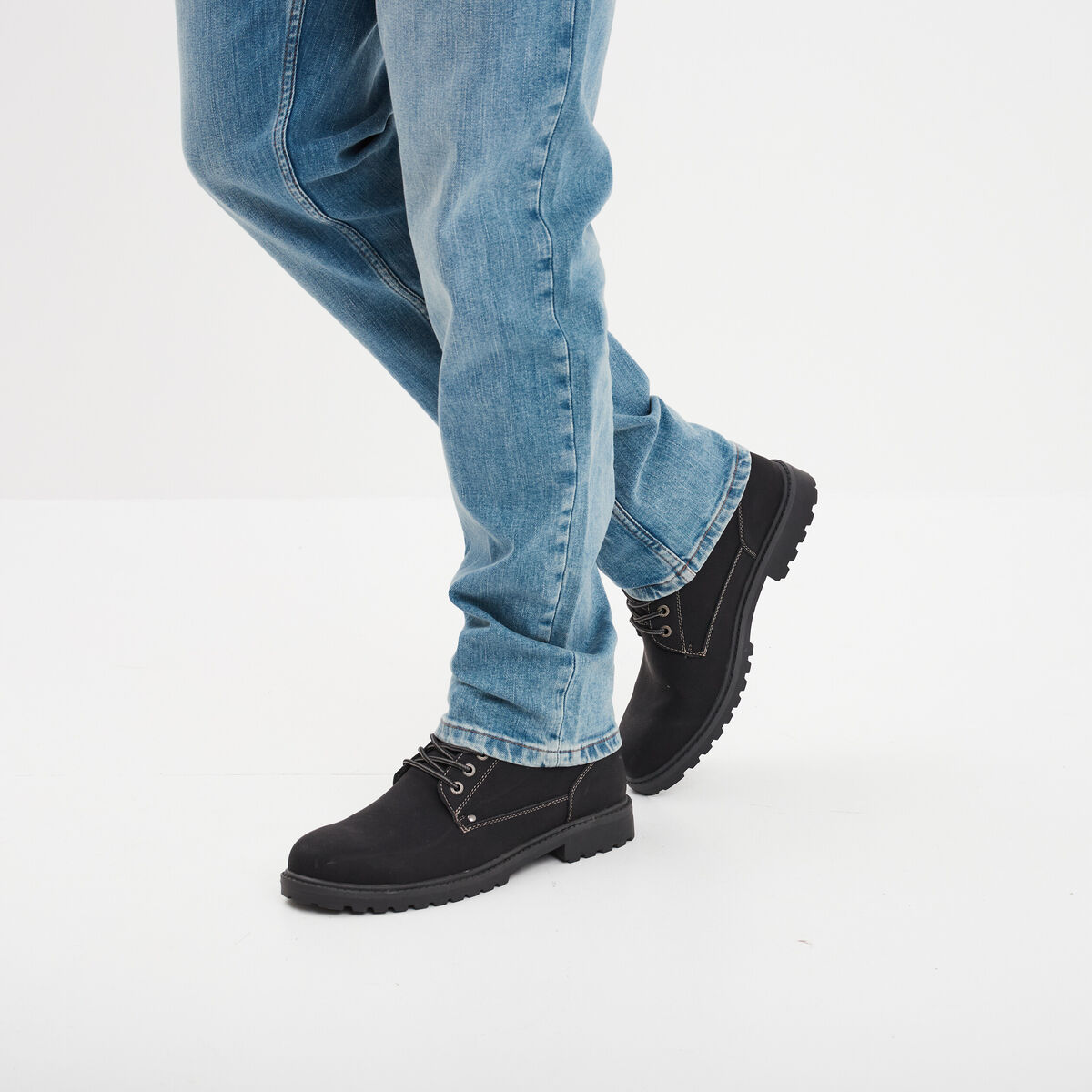 Bottines montantes crant&eacute;es &agrave; lacets noir homme