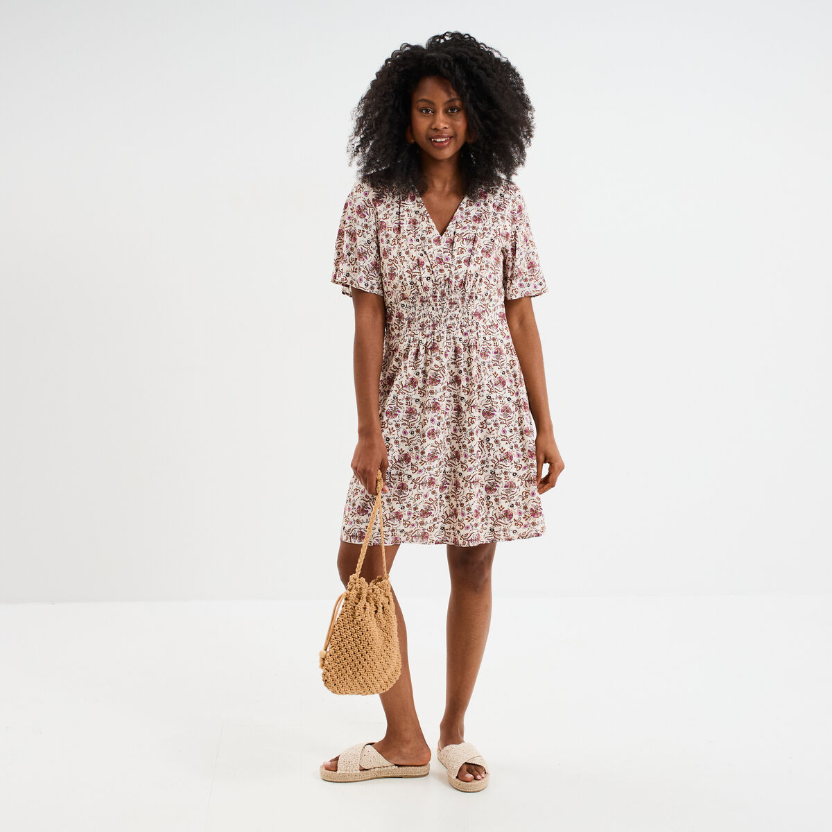 Robe courte col en V taille smock&eacute;e blanc femme