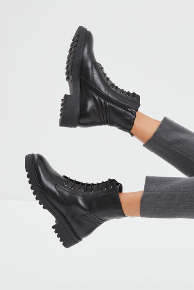 Bottines crantées à lacets en cuir noir femme