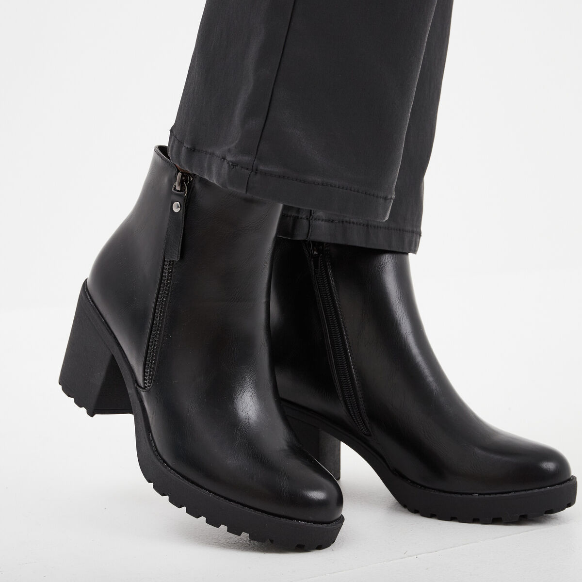 Bottines &agrave; talons et d&eacute;tails zipp&eacute;s noir femme