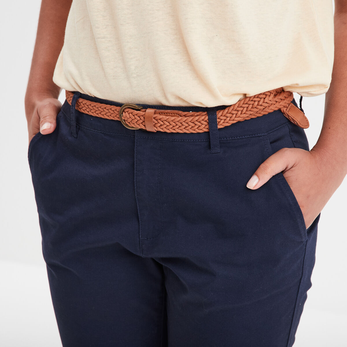 Pantalon chino 7/8ème ceinture tressée bleu marine femme