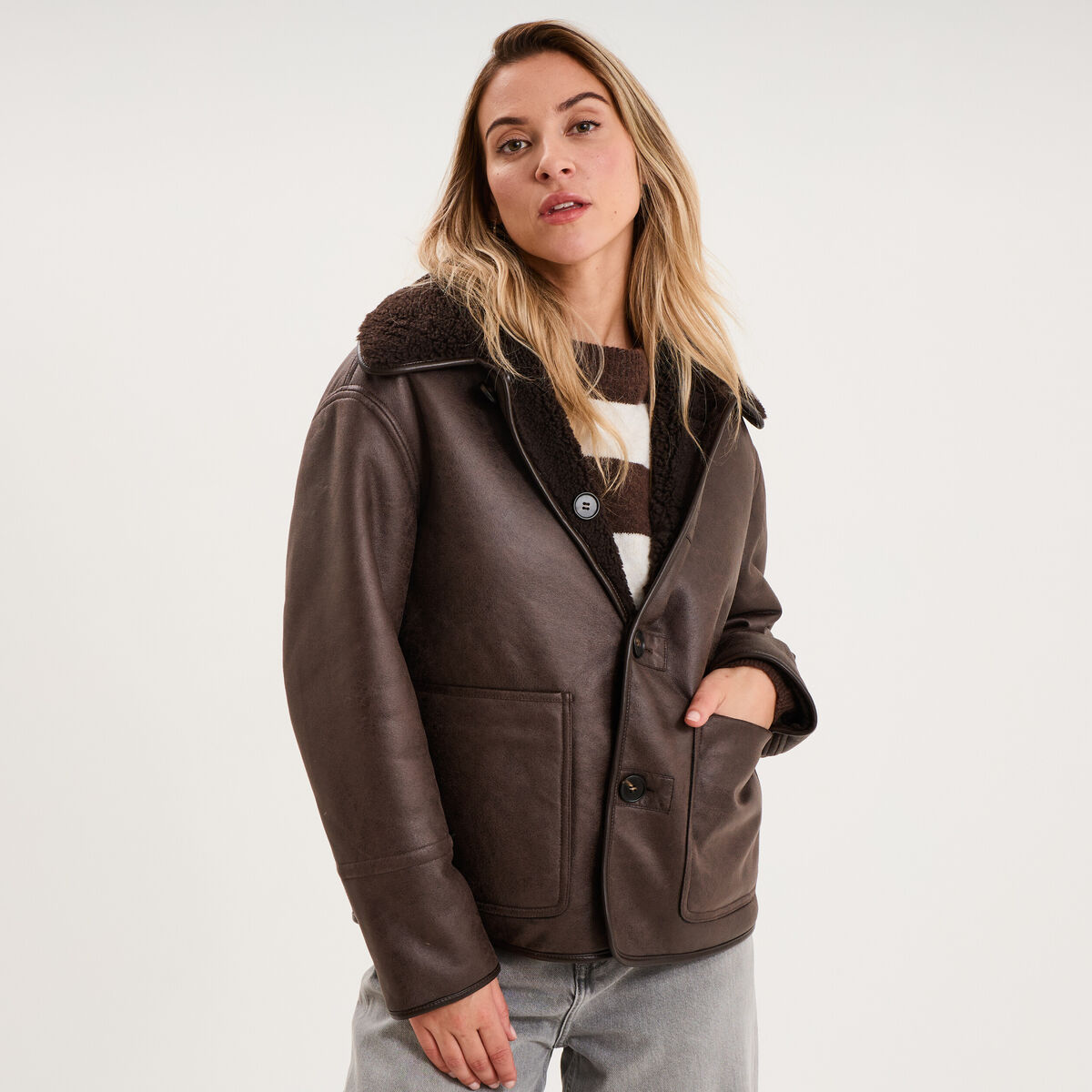 Veste r&eacute;versible simili cuir et polaire marron fonc&eacute; femme