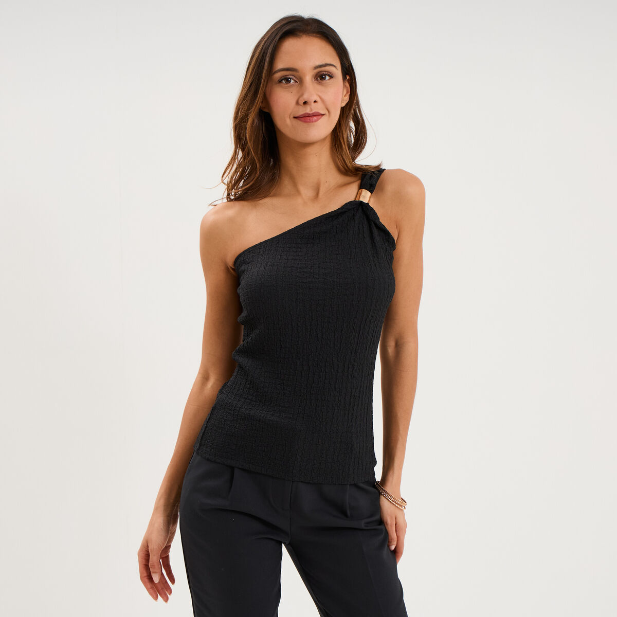 D&eacute;bardeur asym&eacute;trique avec d&eacute;tail bijou noir femme
