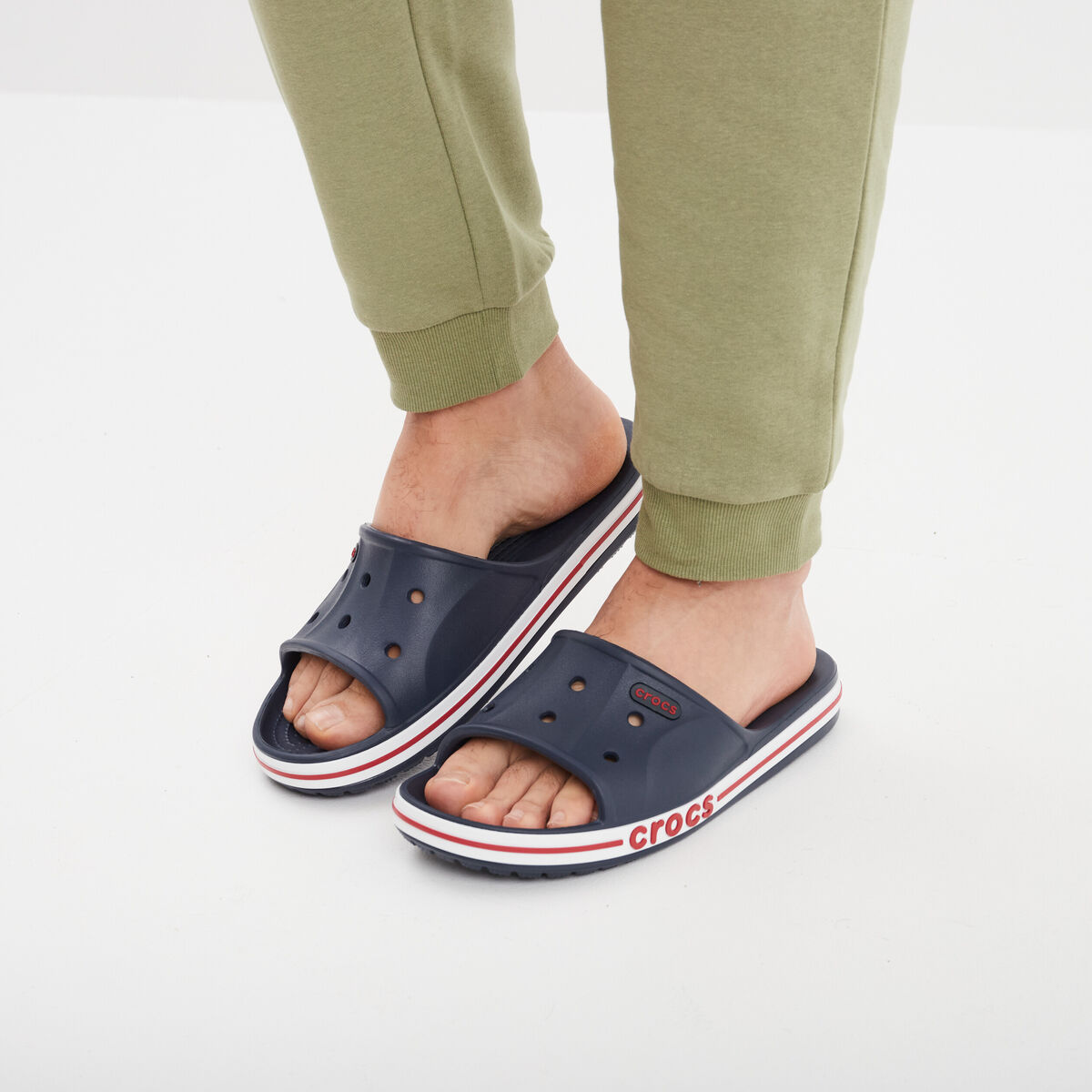 claquettes-crocs-bleu-marine-homme-la-halle