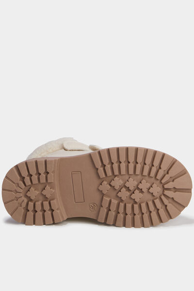 Bottines &agrave; scratchs fausse fourrure creme fille