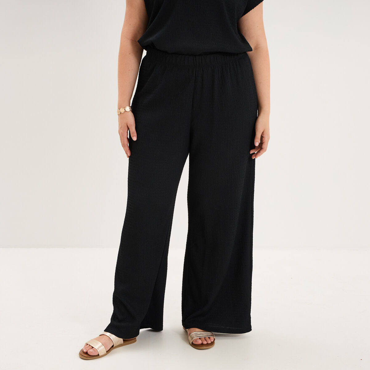 Pantalon effet gaufr&eacute; fluide noir femme grande taille