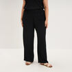 Pantalon effet gaufr&eacute; fluide noir femme grande taille