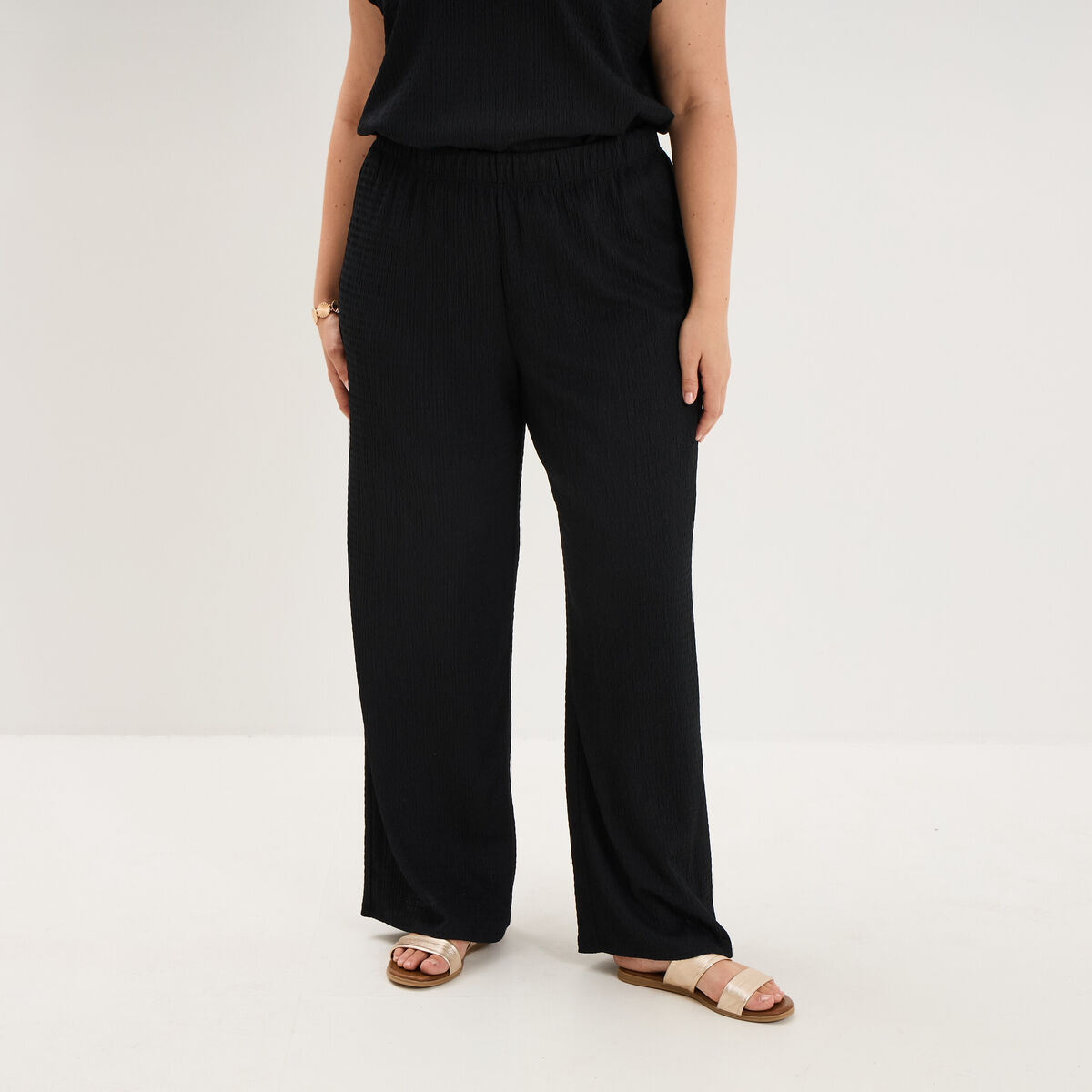 Pantalon effet gaufr&eacute; fluide noir femme grande taille