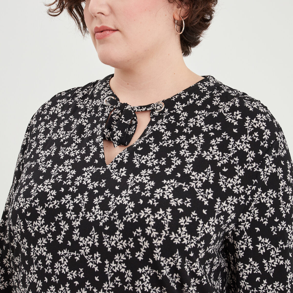 T-shirt col à cordons manches longues noir femme grande taille