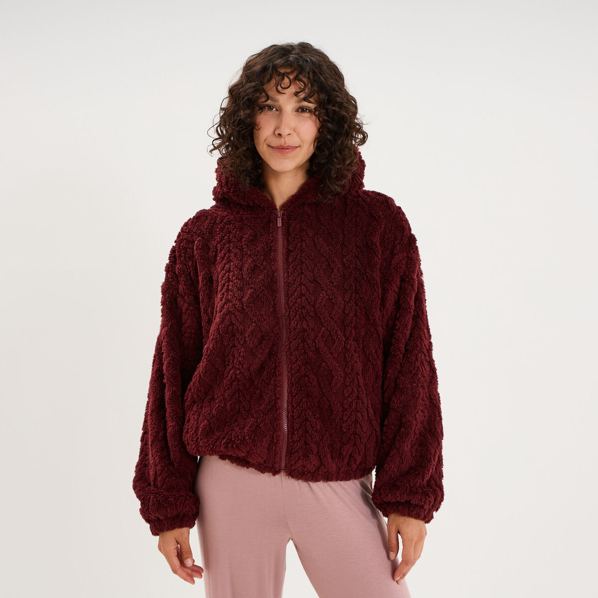 Veste fausse fourrure &agrave; capuche prune femme