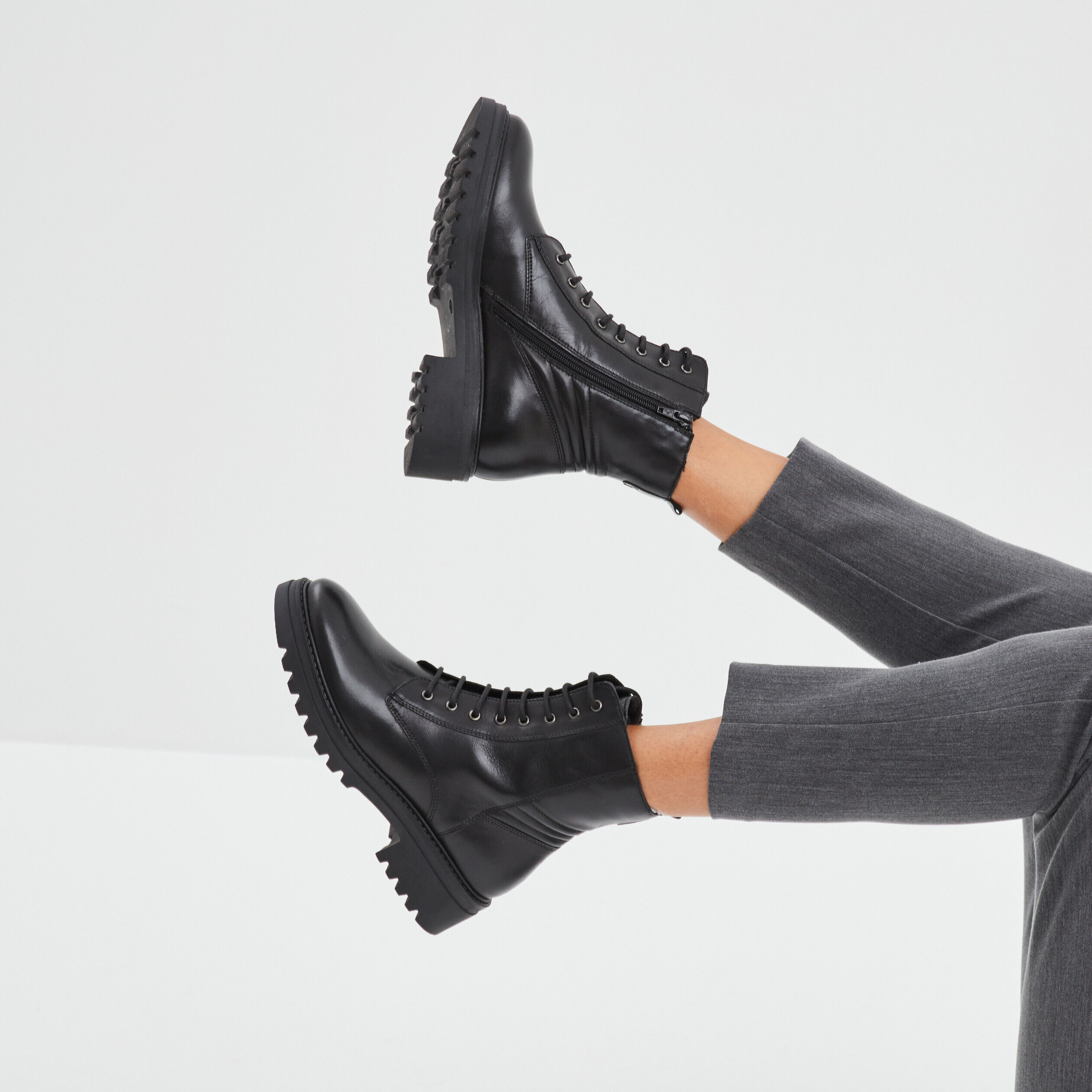 Bottines crantées à lacets en cuir noir femme LIBERTO
