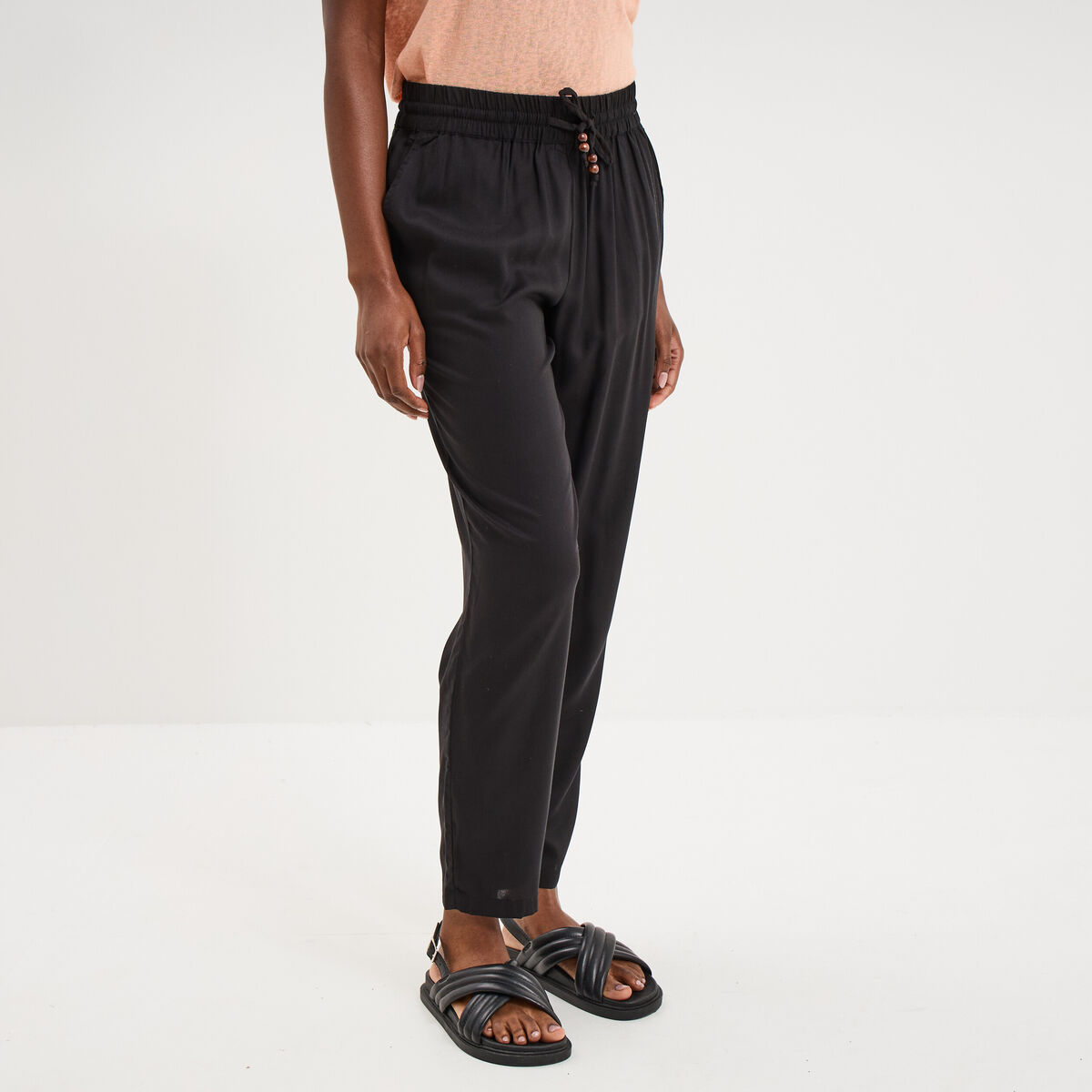 Pantalon cigarette fluide &agrave; ceinture noir femme