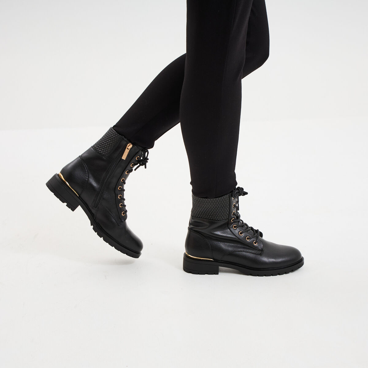 Boots &agrave; lacets et talons noir femme