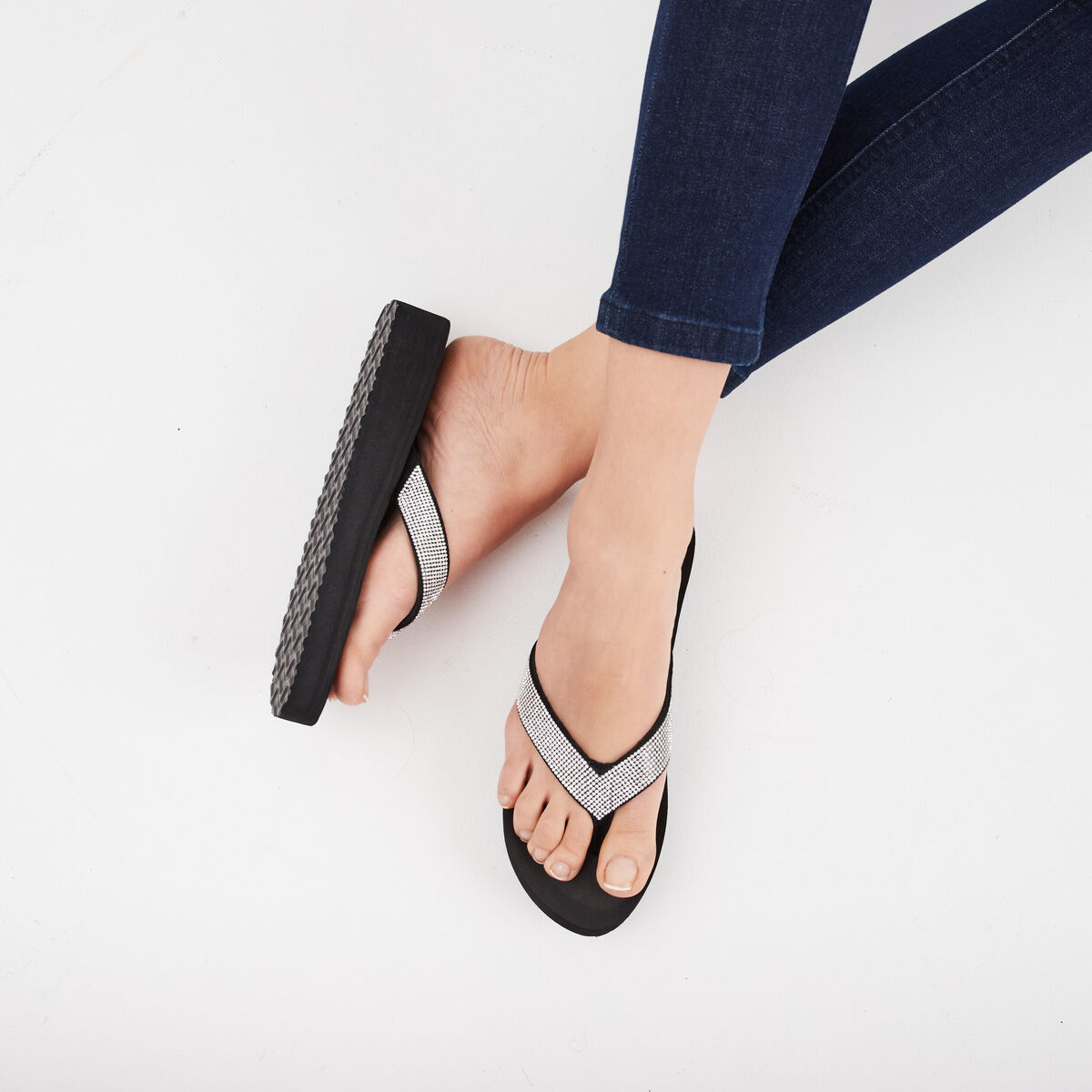 Tongs compens&eacute;es &agrave; strass noir femme