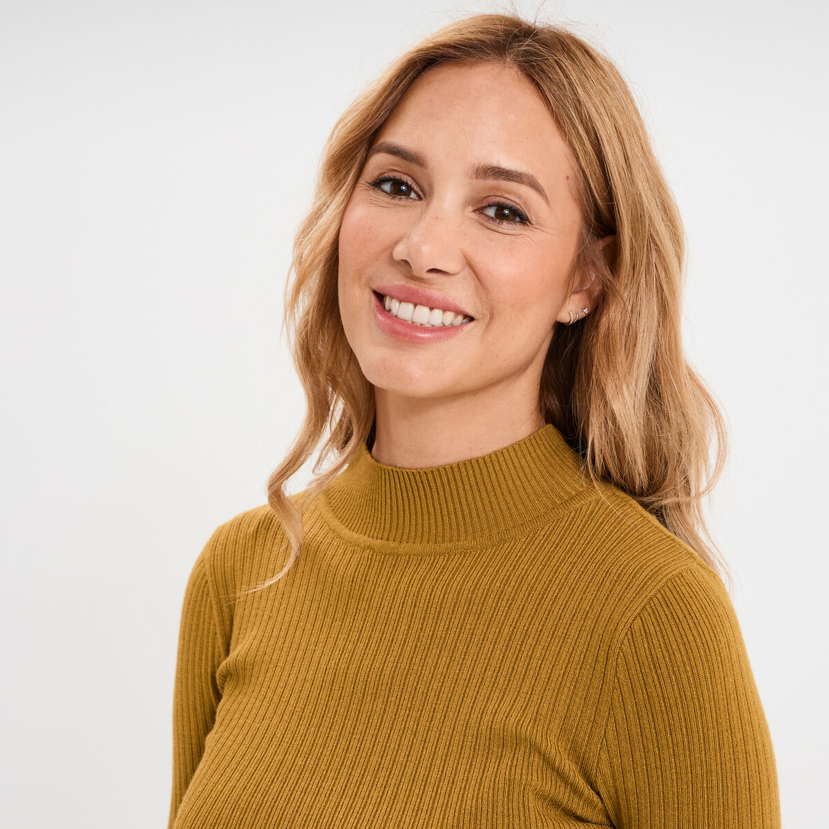 Pull ajust&eacute; c&ocirc;tel&eacute; col montant vert olive femme
