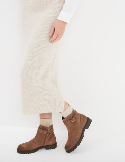 Bottines aspect su&eacute;dine avec boucles taupe femme