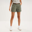 Short chino ceinture tress&eacute;e vert kaki femme