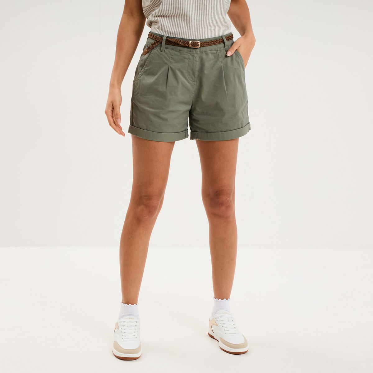 Short chino ceinture tress&eacute;e vert kaki femme