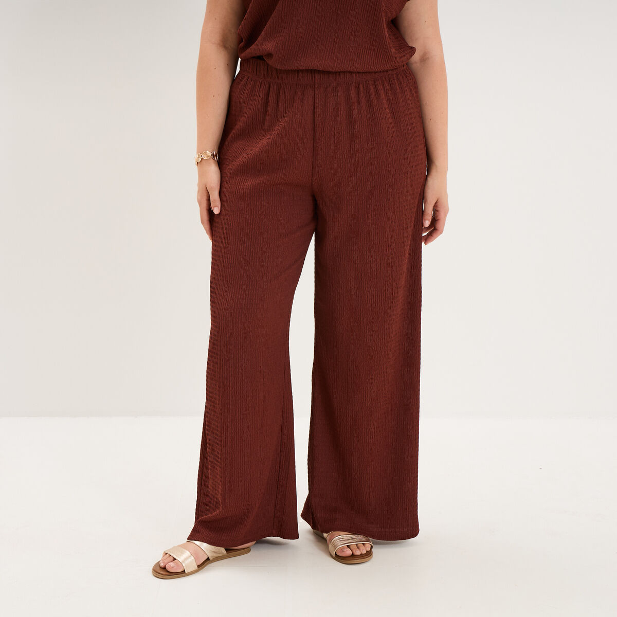 Pantalon effet gaufr&eacute; fluide bordeaux femme grande taille