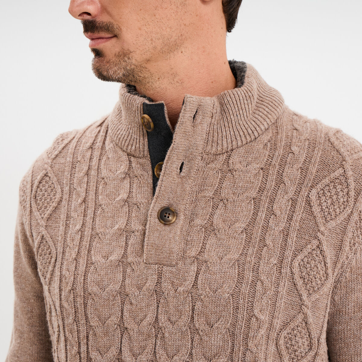 Pull col montant boutonn&eacute; et torsades taupe homme