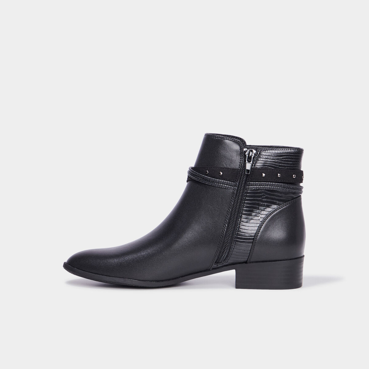 Bottines à talons plats détails cloutés noir femme