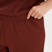 Pantalon effet gaufr&eacute; fluide bordeaux femme grande taille