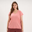 T-shirt effet chin&eacute; col en V avec poche rose vif femme grande taille
