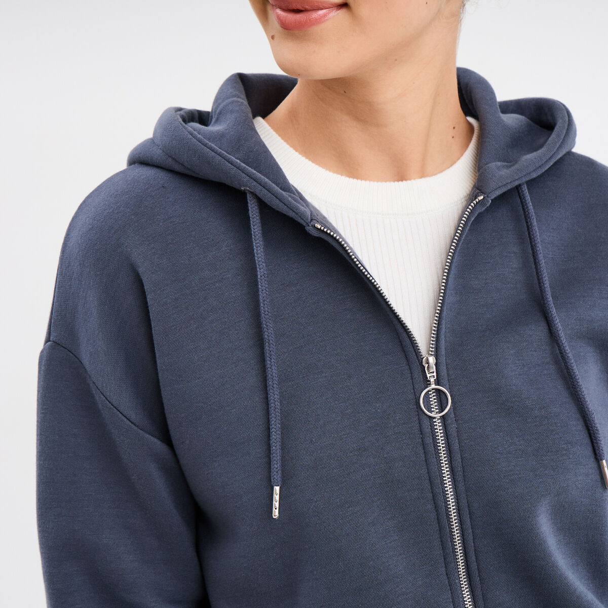 Sweat zippé à capuche court bleu gris femme