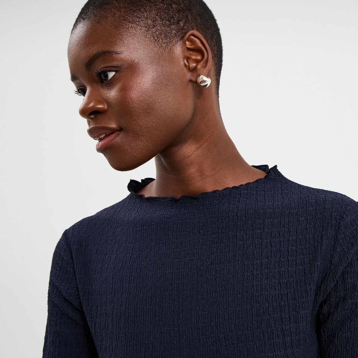 T-shirt effet gaufr&eacute; col montant bleu fonc&eacute; femme