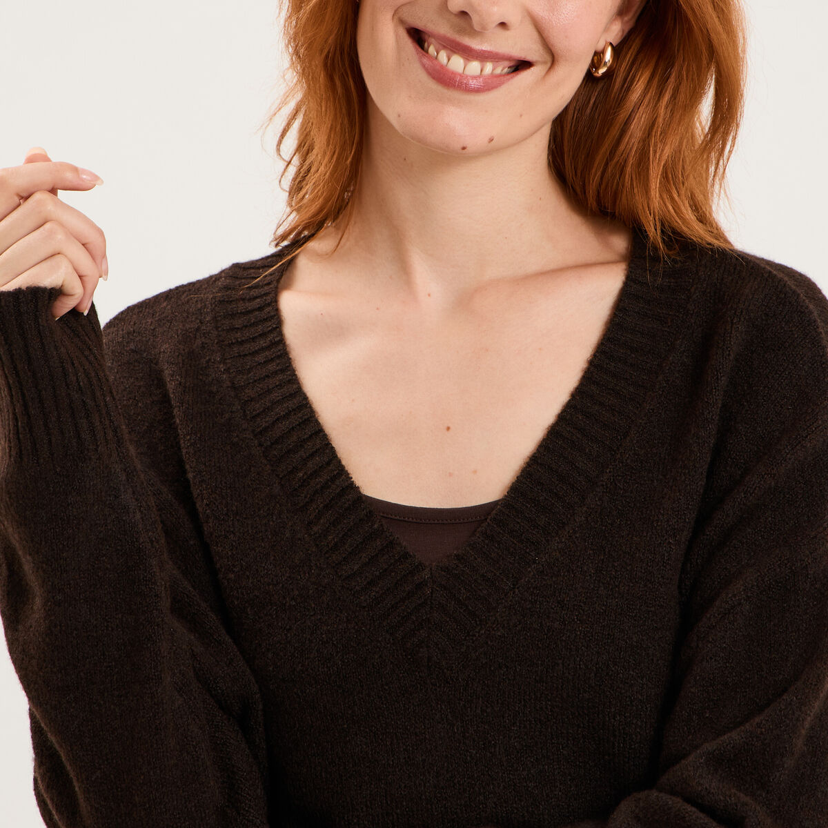 Pull col en V manches longues marron fonc&eacute; femme