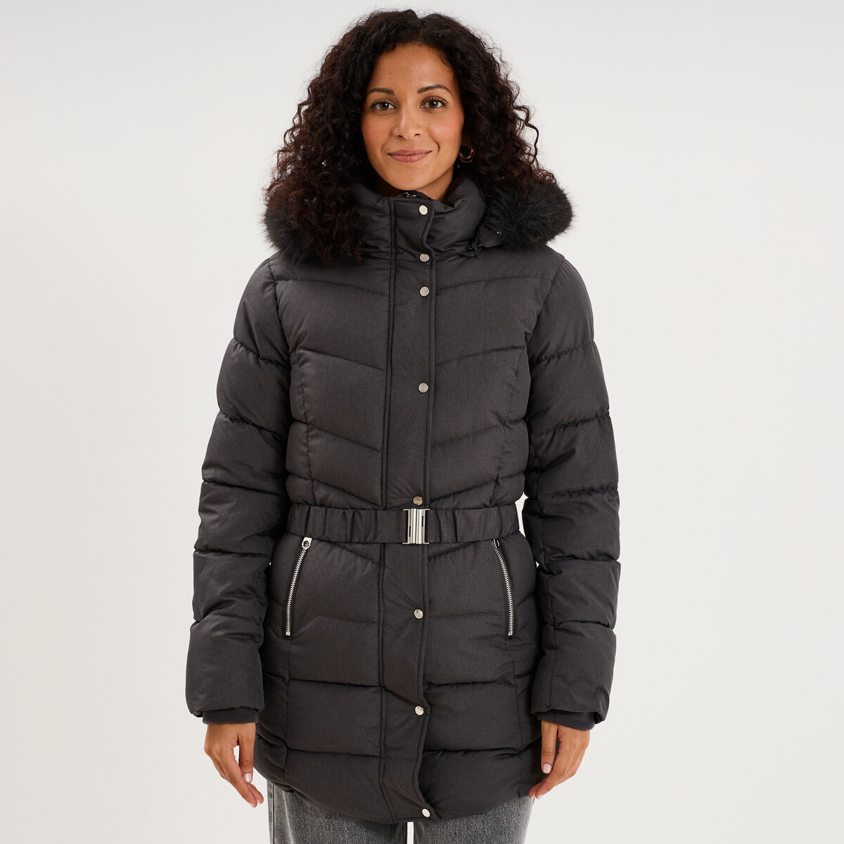 Doudoune mi-longue ceintur&eacute;e &agrave; capuche gris clair femme