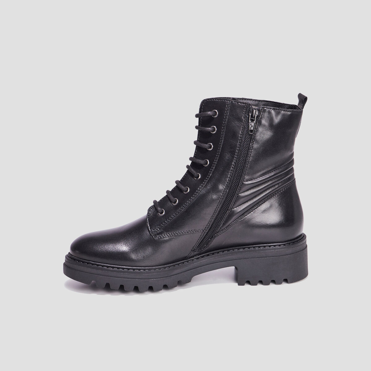 Bottines crant&eacute;es &agrave; lacets en cuir noir femme