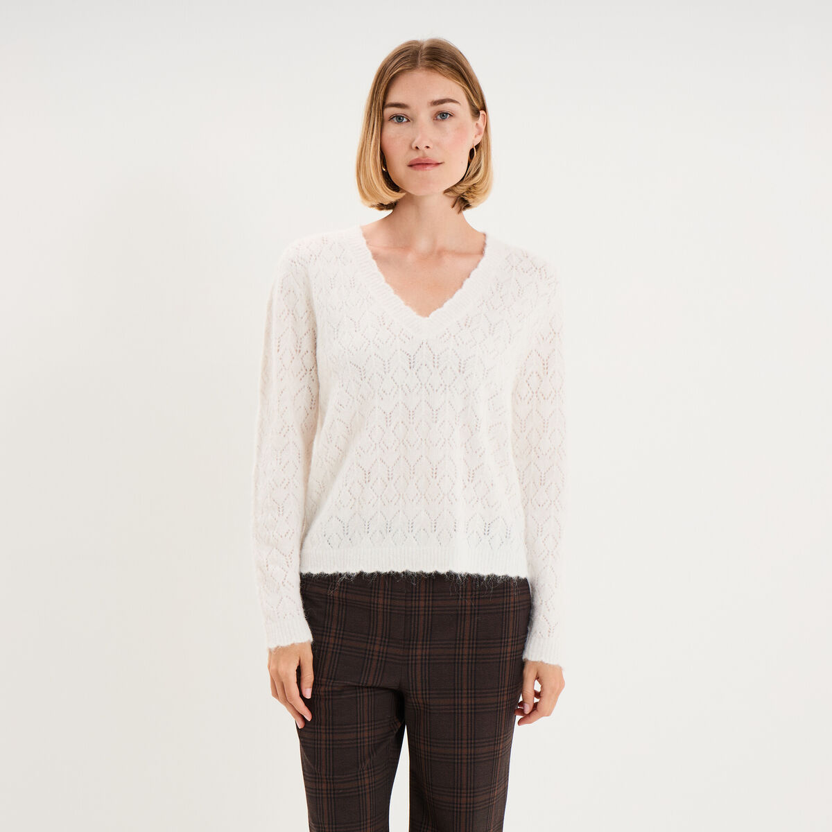 Pull col V ajour&eacute; manches longues blanc femme