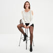 Pull perles et strass au col blanc femme