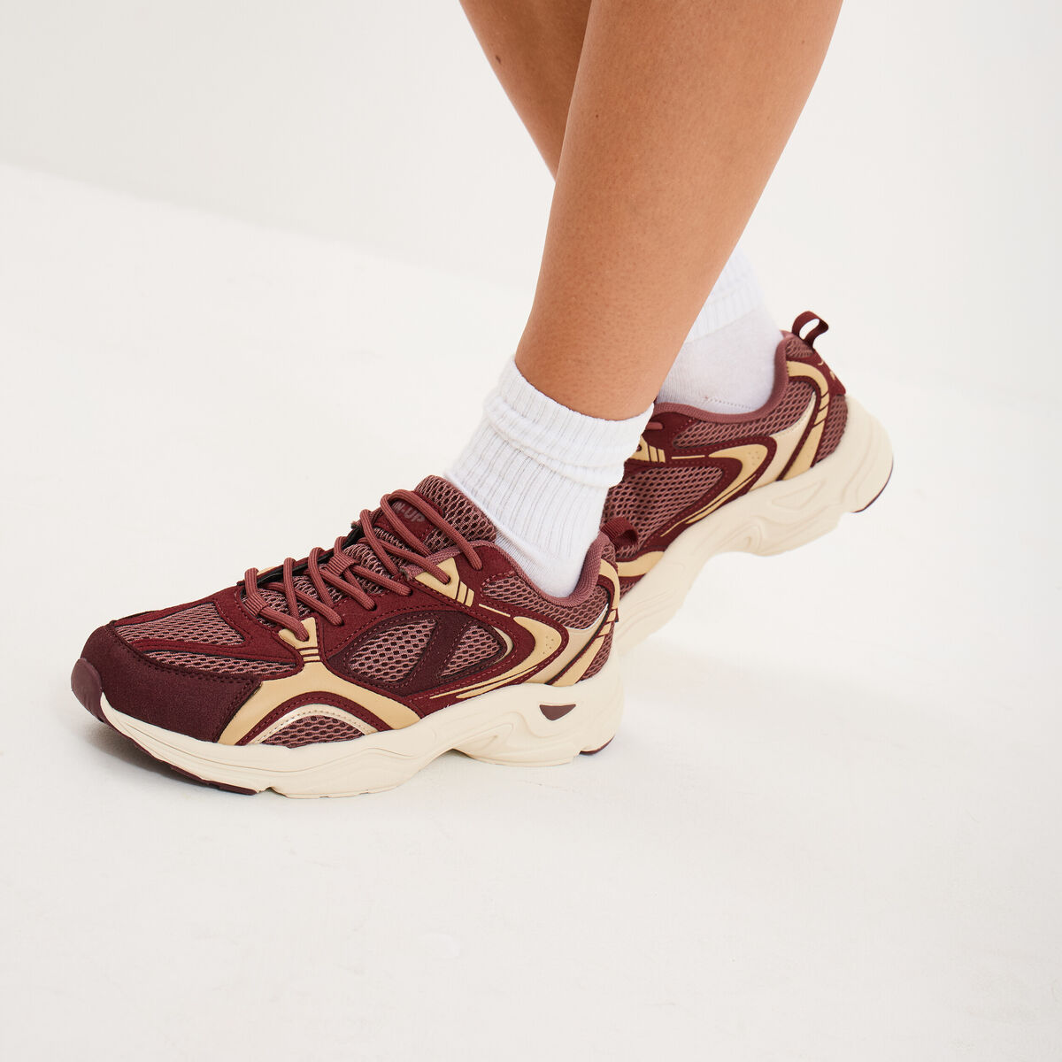 Baskets running &agrave; lacets bordeaux femme