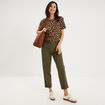 Pantalon chino regular ceinture tress&eacute;e vert kaki femme