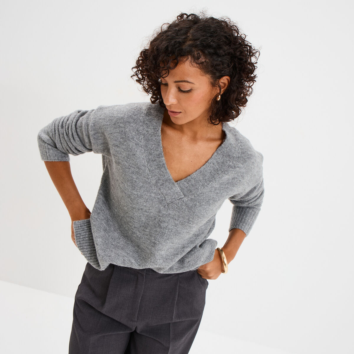 Pull droit ample col V fentes aux c&ocirc;t&eacute;s gris clair femme