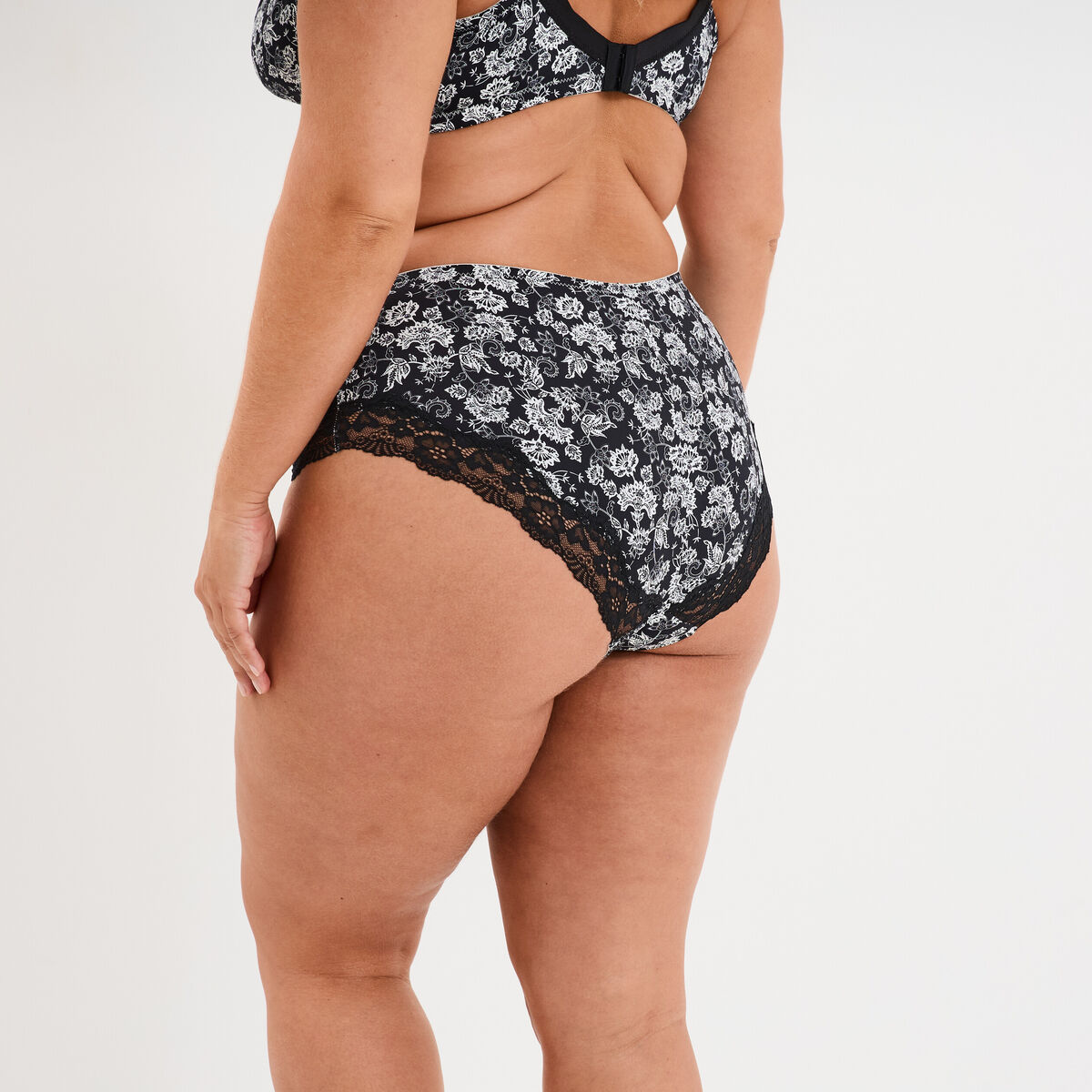 Shorty microfibre empi&egrave;cements dentelle noir femme grande taille