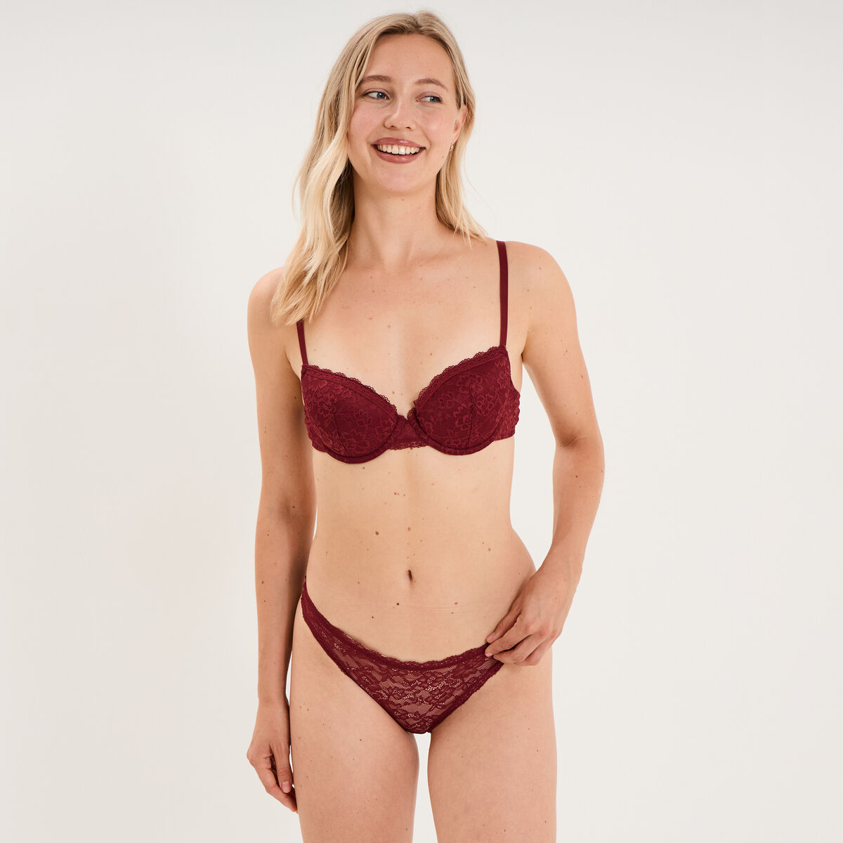 Soutien-gorge corbeille padd&eacute; dentelle bordeaux femme