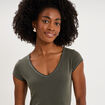 T-shirt col V ajust&eacute; manches courtes vert kaki femme