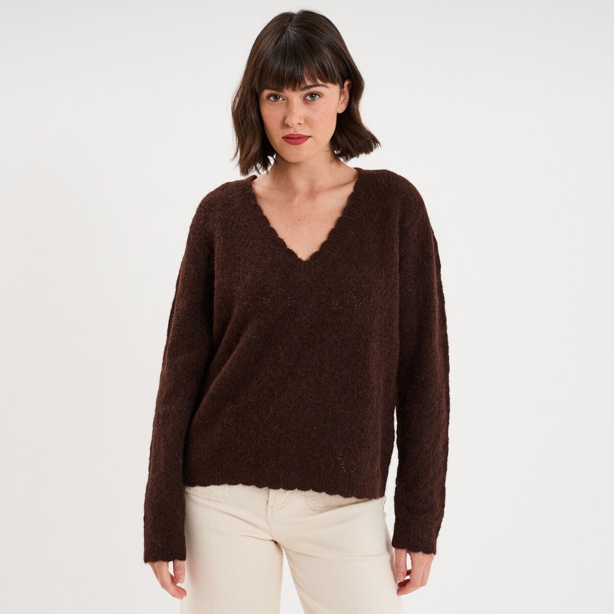 Pull col V ajour&eacute; manches longues marron fonc&eacute; femme