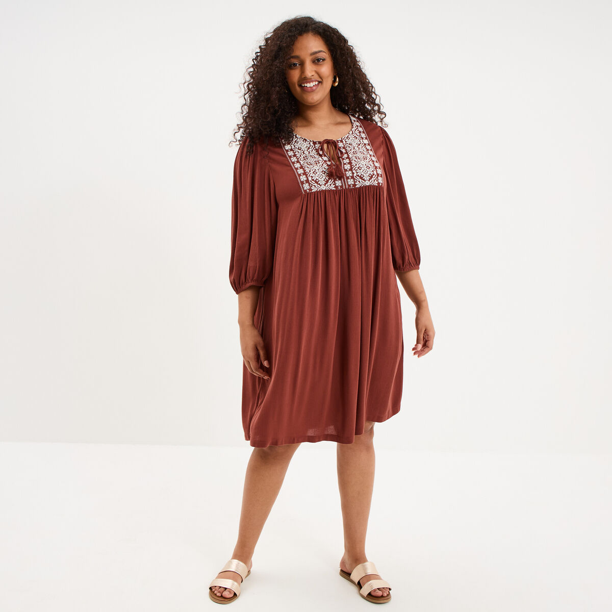 Robe fluide buste brod&eacute;e marron cognac femme grande taille