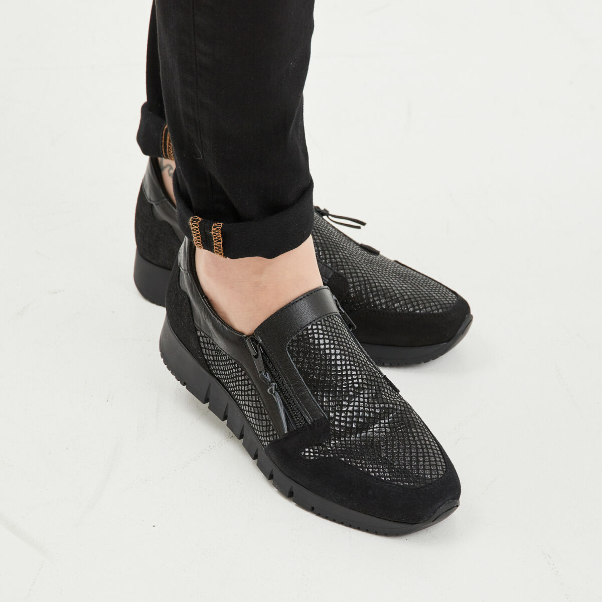 Baskets zippées en cuir pied large noir femme